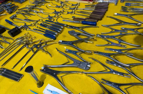 Masada paslanmaz çelik ve yastıklı seçenekler de dahil olmak üzere çeşitli cerrahi aletler satışa sunuluyor..