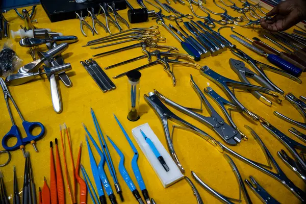 Masada değişik tıbbi uygulamalar için uygun çeşitli cerrahi aletler sunulmaktadır..