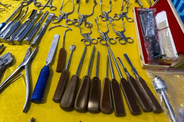 Masada cerrahi kesiciler, matkapçılar, tornavidalar ve pense satışa sunuluyor..