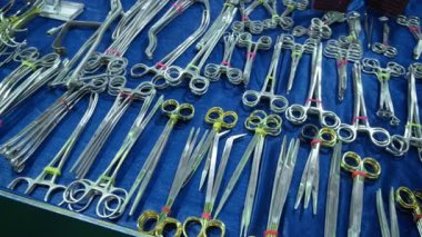 Büyük Noida, Hindistan - 24 Mayıs 2025: Hindistan Med Expo 2025, cerrahi işlemler için kritik araçlar, çeşitli makas ve cerrahi tutucular sergilenmektedir.