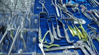 Büyük Noida, Hindistan - 24 Mayıs 2025: Hindistan Med Expo 2025 'te çeşitli jinekolojik cerrahi aletlerin seçilmesi, kadın sağlığı ihtiyaçlarını karşılamak amacıyla sergileniyor.