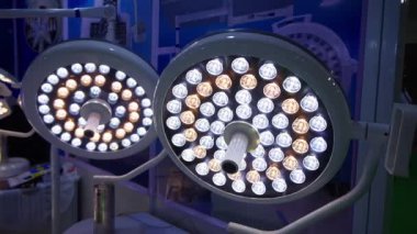 Büyük Noida, Hindistan - 24 Mayıs 2025: Operasyon OT ışıkları Hindistan Med Fuarı 2025 'te sergilenerek cerrahi ortamlardaki önemlerini vurguladı.