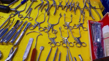 Büyük Noida, Hindistan - 24 Mayıs 2025: Hindistan Med Expo 2025 'te çeşitli farklı ortopedik cerrahi aletler sergilenmektedir..