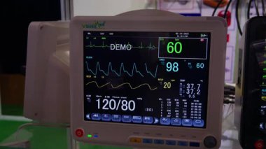Büyük Noida, Hindistan - 24 Mayıs 2025: Hindistan Med Expo 2025 'te oksijen ve nabız gibi hayati belirtileri takip edebilecek bir yoğun bakım hastası gözlemcisi sunuldu..