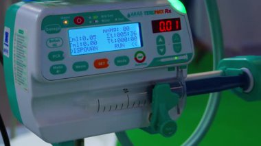 Büyük Noida, Hindistan - 24 Mayıs 2025: Otomatik şırınga pompası, ilaç dağıtımındaki verimliliğini vurgulayarak, Hindistan Med Fuarı 2025 'te sergilenmektedir..