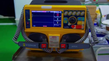 Büyük Noida, Hindistan - 24 Mayıs 2025: Hindistan Med Expo 2025 'te acil durum defibrilatörü sergilenmekte ve kalp krizindeki önemli rolünü vurgulamaktadır.