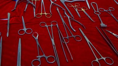 Büyük Noida, Hindistan - 24 Mayıs 2025: Hindistan Med Expo 2025 'te cerrahi kesiciler ve makaslardan oluşan bir kolleksiyon sergileniyor..