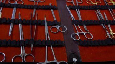 Büyük Noida, Hindistan - 24 Mayıs 2025: Diş hekimleri cerrahi kiti, pense, makas ve tutucuların yer aldığı, Hindistan Med Expo 2025 diş uzmanları için sergilenmektedir.