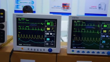 Büyük Noida, Hindistan - 24 Mayıs 2025: Hindistan Med Expo 2025 'te çeşitli hasta bakım ve izleme üniteleri sergilenmekte olup, temel işlevlerini göstermektedir.