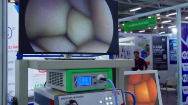 Büyük Noida, Hindistan - 24 Mayıs 2025: Bir adam Hindistan Med Fuarı 2025 'te sonda ve kameralarla donatılmış bir şekilde endoskopi makineleri kullanırken görüldü..