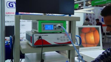 Büyük Noida, Hindistan - 24 Mayıs 2025: Hindistan Med Expo 2025 'te çeşitli endoskopi makineleri sergilendi ve sergilendi..