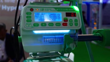 Daha Büyük Noida, Hindistan - 24 Mayıs 2025: Otomatik şırınga pompa makinesi, Hindistan Med Fuarı 2025 'te faaliyet kapasitesini gösteren bir gösteri gerçekleştirdi.