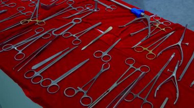 Cerrahi prosedürlerdeki faydalarını vurgulayan farklı cerrahi forseps, makas ve kesiciler sergileniyor..