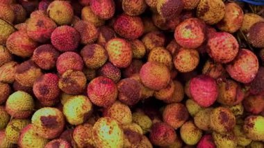 Çekim çekimlerinde olgun liçi meyveleri sergileniyor, sulu dokuları ve canlı renkleri vurgulanıyor..