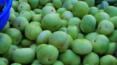 Bir yığın tinda, ya da elma kabakları satılık, taze olduklarını göstermek için kamera tarafından çekiliyor..