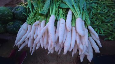 Taze beyaz turplar satışa sunulurken, kameralar çıtır çıtır ve kaliteli olduklarını vurgulamak için çekiliyor..