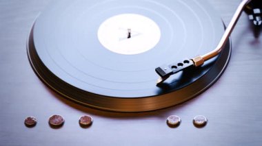 Vinil müzik çalar ile çevrilebilir animasyon. Gramofonun vinil diske dönüşmeden önceki ses ve klasik görüntüsü. Soğuk renklerle döngü.