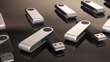 Bilgisayar elektronik donanım teknolojisi. Karanlık arkaplandaki USB çubuklarına yakından bak. Dijital verileri depolamak için kullanılan taşınabilir flaş bellekler. Kalem dosyaları hızlı bir şekilde bilgisayara aktarabilir.