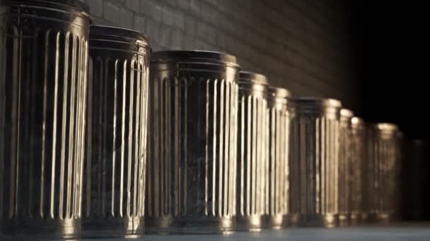 Çelik Çöp Bidonları Kirli Tuğla Bir Duvara Karşı Sonsuz Bir — Stok video