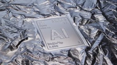 Saf alüminyumdan yapılmış periyodik tablo işareti. Stüdyo ışıklarında parlayan temiz metalden oyulmuş Mendeleev masa bilgisi. Eğitim, kimya ve teknoloji amaçları için mükemmel bir video.