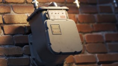Koyu tuğla bir duvara takılmış gaz sayacı yakıt akışını gösteriyor. Hareket ile maviye boyanmış ölçüm göstergeleri son derece hızlı hareket ediyor. Kamera yavaşça ve pürüzsüz bir şekilde yakınlaştırıyor. 4KHD