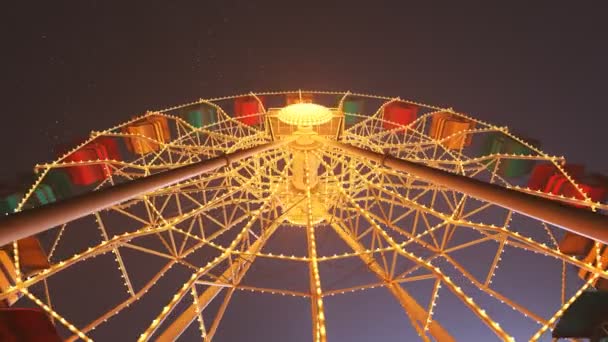 Großes Farbenfrohes Riesenrad Das Sich Einer Wunderschönen Sternenklaren Nacht Einer — Stockvideo