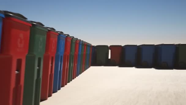 Логотип Переробки Зроблений Різнокольорових Пластикових Сміттєвих Баків Звичайному Полі Камера — стокове відео