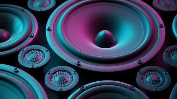 演说者的膜堆积成一个无穷无尽的循环 由五彩缤纷的复古迪斯科灯的余晖 强大的 现代类型的中程 低音和低音扬声器甚至在频率上震动 — 图库视频影像