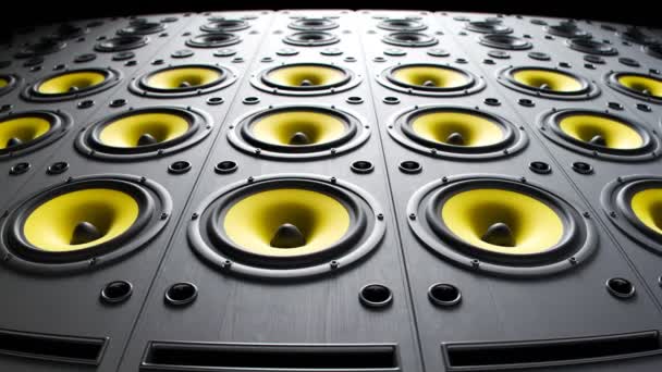 黄色的 充满活力的 现代的扬声器在演奏 堆叠成一个无休止的循环 特写镜头中的强力膜 甚至在暗示响亮 高分贝音乐的频率中震动 有声电子设备 — 图库视频影像