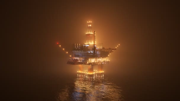 Gran Plataforma Petrolera Trabajando Océano Abierto Durante Una Noche Niebla — Vídeo de stock