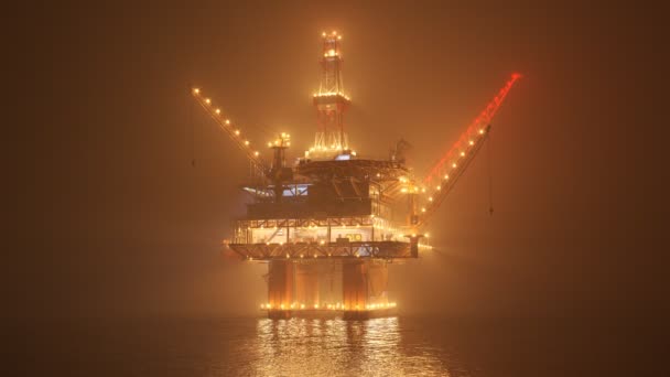 Большая Нефтяная Вышка Работающая Открытом Океане Туманную Ночь Бесчисленные Огни — стоковое видео