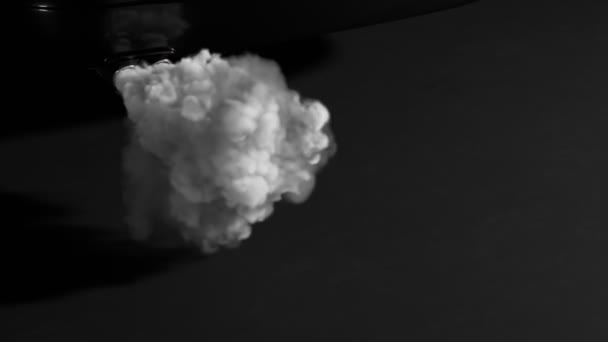 Zamknij Czarny Samochód Podwójną Rurą Wydechową Emitującą Gęsty Dym Opary — Wideo stockowe