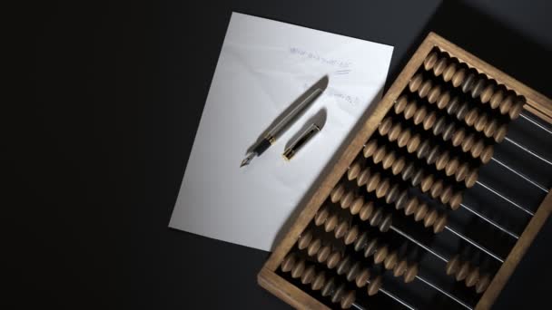 어두운 테이블에 손으로 쓰여진 계산을 종이의 빈티지 Abacus 도구의 — 비디오