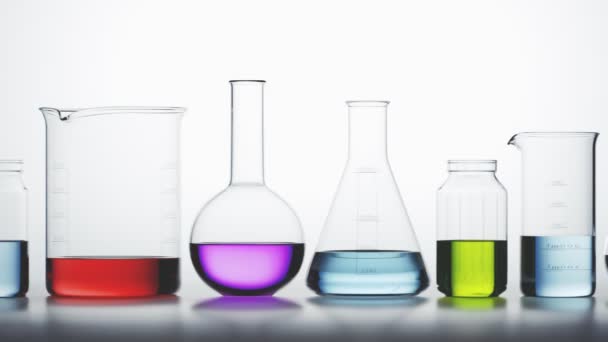 Versátil Cristalería Laboratorio Con Líquidos Coloridos Interior Sobre Fondo Claro — Vídeos de Stock