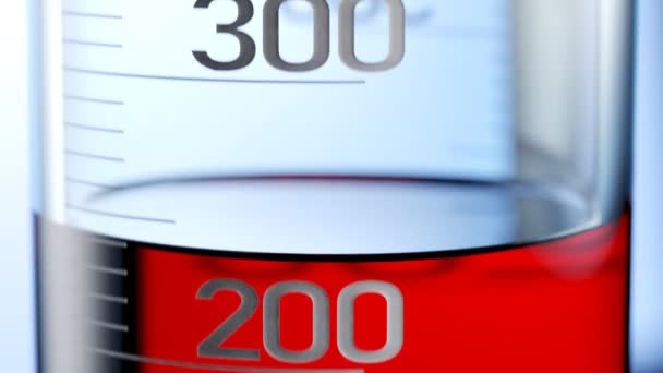圆柱形实验室玻璃器皿显示测量液面尺寸的尺度 摄像机跟随血液水平上升 它在无限的 无休止的 无缝的循环动画 明亮的实验室背景 — 图库视频影像