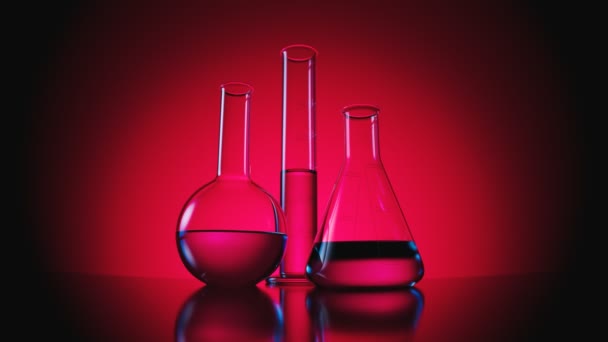 Tres Diferentes Piezas Cristalería Laboratorio Sobre Fondo Rosa Oscuro Frasco — Vídeo de stock