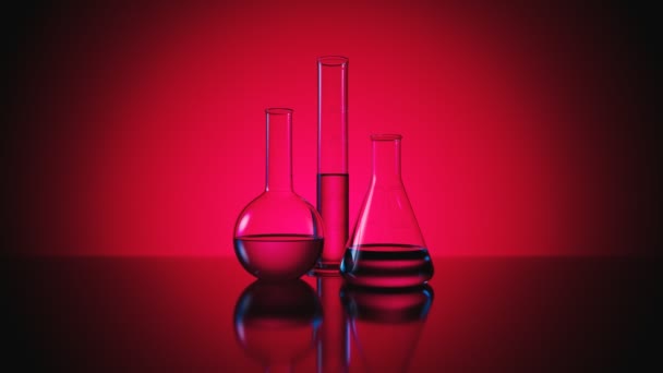 ダークピンクの背景にある3つの異なるラボ用ガラス製品 ガラスフラスコ ビーカー 測定シリンダーは 暗い反射面のグループに立っています 専門の化学装置 — ストック動画
