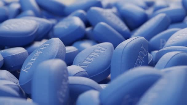 Unzählige Blaue Pillen Stapeln Sich Einem Endlosen Haufen Die Kamera — Stockvideo