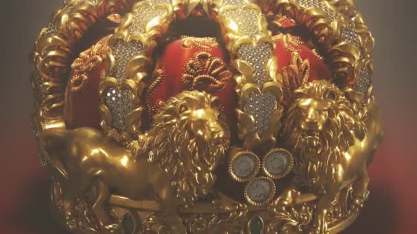 クロスとライオンが付いたロイヤルヴィンテージの黄金の王冠 王国王権と権威を象徴する 多くの小さなダイヤモンドや宝石が美しく配置されています クローズアップショット — ストック動画