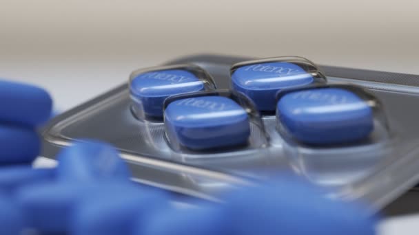 Pillole Blu Confezionate Blister Uno Sfondo Luminoso Movimento Lento Regolare — Video Stock