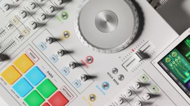 Modern, çağdaş DJ Set mikseri sonsuz. Döngülü animasyon. Stüdyo ışıklarında profesyonel, elektronik, kulüp müzik ekipmanları. LED ekran, tuşlar ve turntable aygıtı oluklar ve ritimler oluşturur