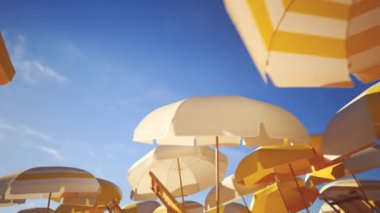 Sarı ve beyaz plaj şemsiyeleri ya da mavi gökyüzüne karşı şemsiyeler. Plajda güneşli bir günde renkli çizgili şemsiyelerle kusursuz bir döngü animasyonu. Tatil sembolü, rahatla, yaz. 4k