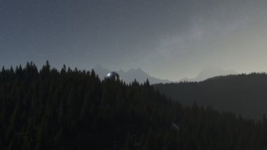 Geniş bir kozalaklı ormandaki modern astronomik gözlemevi güzel, açık gökyüzü gecesinde yıldızları takip ediyor. Renkli nebula takımyıldızlarının keşfi. Yüksek teknoloji bilimsel araştırma ekipmanları.