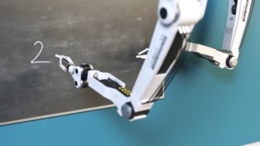 Sınıftaki tahtaya matematik denklemi yazan ileri teknoloji robot bilim kurgu konsepti. Yapay zeka iş başında. Biyonik makine hatalardan kaçınmayı öğreniyor.