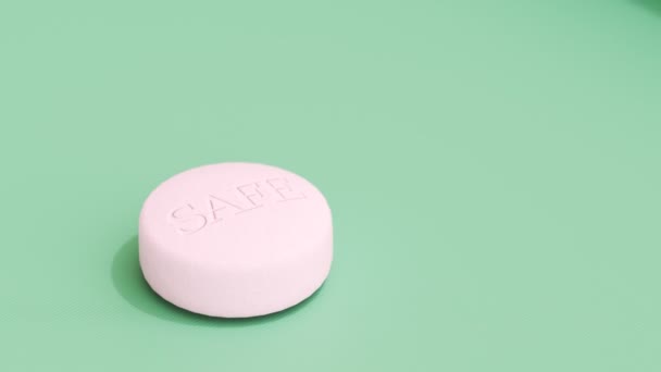 Pojedyncza Różowa Pigułka Antykoncepcyjna Zielonym Stole Kilka Pełnych Opakowań Tabletek — Wideo stockowe