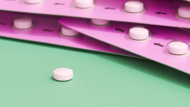 Egy Rózsaszín Fogamzásgátló Tabletta Egy Zöld Asztalon Néhány Teljes Csomag — Stock videók