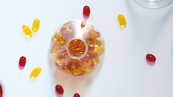 깨끗한 표면에 실험실 내부에 빨간색과 노란색 원활한 비타민 보충의 라이프 — 비디오