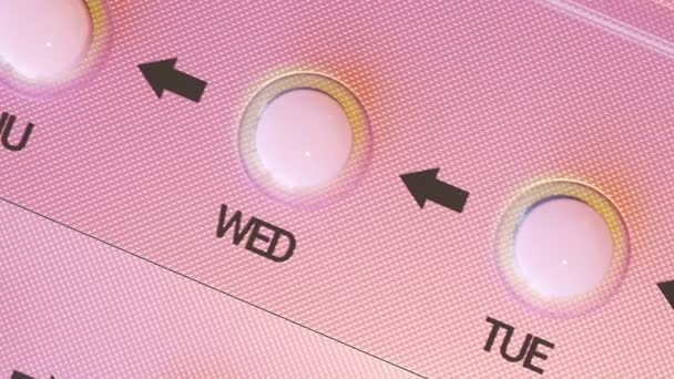 Różowe Pigułki Antykoncepcyjne Kobiecym Blistrze Pojedyncza Tabletka Każdy Dzień Tygodnia — Wideo stockowe
