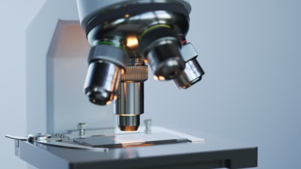 Sebuah Mikroskop Modern Steril Ruang Laboratorium Terang Menganalisis Sampel Sel — Stok Video