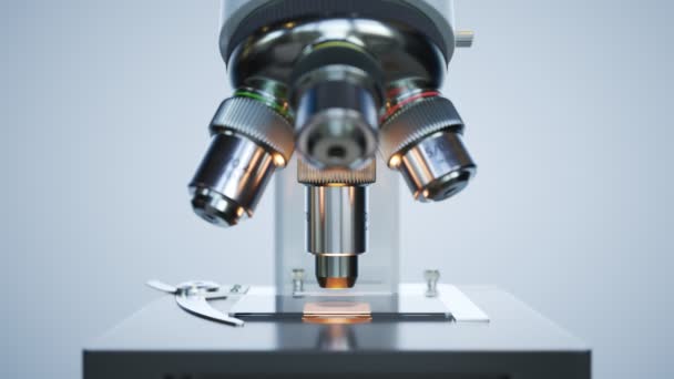 Egy Modern Mikroszkóp Egy Steril Fényes Laborszobában Ami Sejtmintákat Analizál — Stock videók